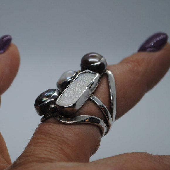 Elegant Silver and Pearl Ring - Picture 3 of 8